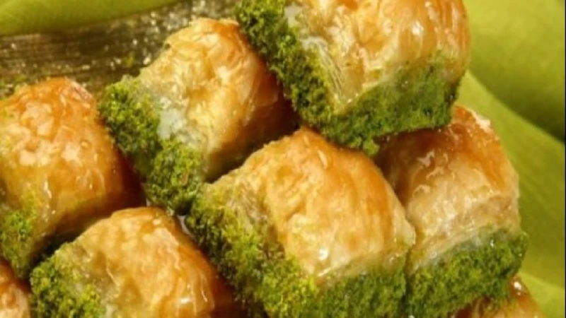 طريقة عمل البقلاوة الهشة واللذيذة مقرمشة على طريقة الحلواني البقلاوة واحدة من أنواع الحلويات الشرقية الشهية جدا، حيث أنها تحتوي على نسبة عالية من الاوميغا والدهون وذلك نتيجة لدخول