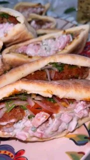 سندوتشات كبابالكميه لنص كيلو من اللحم المفرومنفرم خضار فرم ناعم بصل ثوم ١٢ فلفل اخضر واحمر بارد ونصفيها من مويتها ونضيفها على لحم مفروم وبهارات مشكل