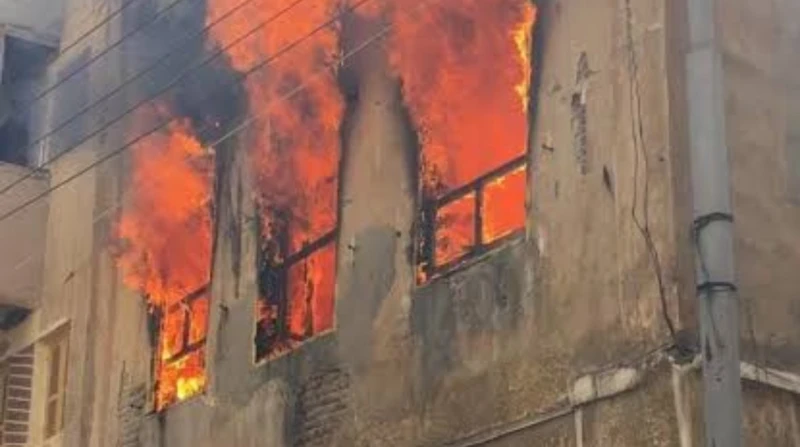 وفاة شخصين في حريق التهم 4 منازل بأسيوط توفي شخصان وأصيب آخر في حريق 4 منازل بقرية بني زيد الأكراد التابعة لمركز الفتح في محافظة أسيوط.وبالفحص تبين