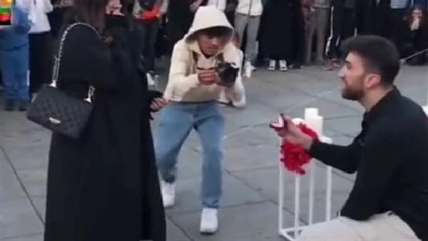 يوتيوبر سوري يتعرض للخيبة والرفض الزواج منه أمام المئات وتيوبر سوري يتعرض لصډمة محزنة في أسعد يوم في حياته.. حبيبته تركته وهربت من المكانضچت منصات