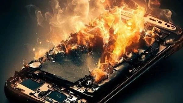 انفجر في يدها.. إصابة فتاة مصرية وتلف هاتفها بسبب ارتفاع الحرارة أثارت واقعة انفجار هاتف في جيب بنطلون فتاة اهتماما كبيرا على السوشيال ميديا خلال الساعات الماضية.تعرضت فتاة مصرية ت