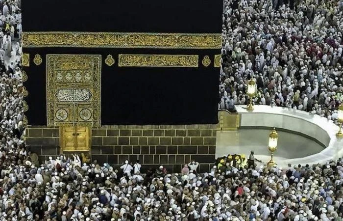 حجاج بيت الله الحرام يؤدون طواف الإفاضة في أول أيام عيد الأضحى المبارك أكادير24 24 بدأت جموع الحجاج تتوافد على المسجد الحرام مع فجر يوم عيد الأضحى