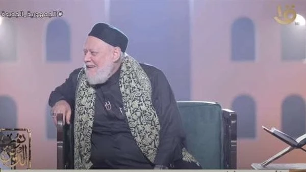 هل هناك مانع شرعي من ارتداء الرجال الساعة في اليد اليسرى؟ قال العلماء أنه يجوز لبس الساعة في اليد اليمنى وفي اليد اليسرى وهي أشبه ما تكون بالخاتم،