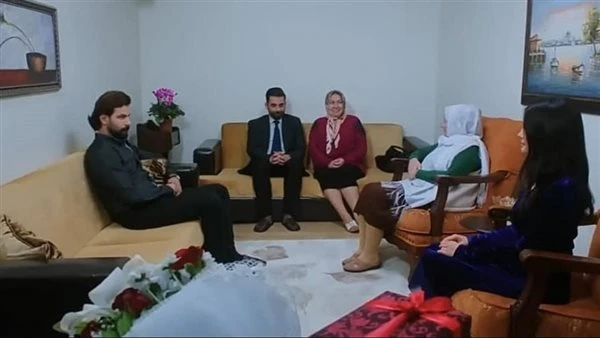 امي ذهبت لتخطب لأخي أمي ذهبت لتخطب لأخي وعندما قالت لأهل الفتاة أن ابني يعمل ويعيش بالغربةوافقوا وأتت الفتاة وجلست بجانب أمي ورأت أخي بالصور وعجبها كثيرا ... قالت لها أمي عندما تتز