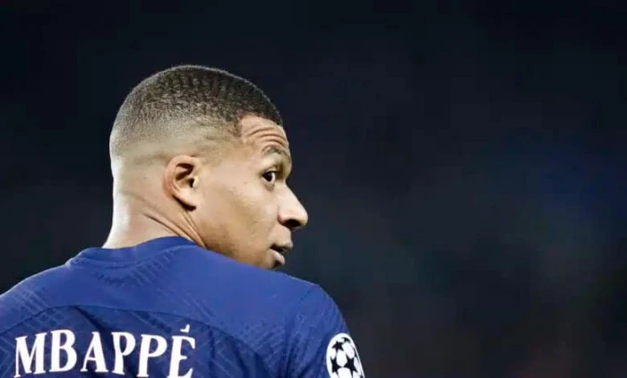 مبابي يثير مخاوف جماهير ريال مدريد شهدت مباراة فرنسا والنمسا سقوط كيليان مبابي، قائد منتخب الديوك، ولاعب ريال مدريد متأثرا بإصابة قوية. وأثار سقوط