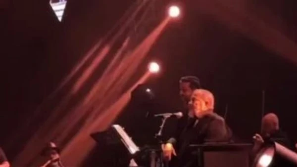 جالسا على الكرسي .. جورج وسوف يشعل حفله بدبي أحيا الفنان جورج وسوف اليوم ، حفلا غنائيا ضخما ، فى دبي ، وسط حضور جماهيري ضخم ، وتفاعل كبير من قبل