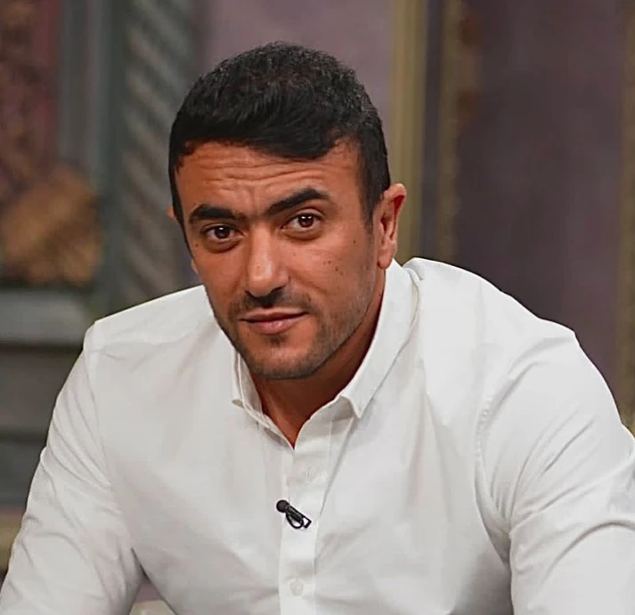 أحمد العوضي يشارك أهالي عين شمس الأضحية فيديو حرص الفنان أحمد العوضي على مشاركة أهالي عين شمس الأضحية في أول أيام عيد الأضحى المبارك لعام 2024، اليوم