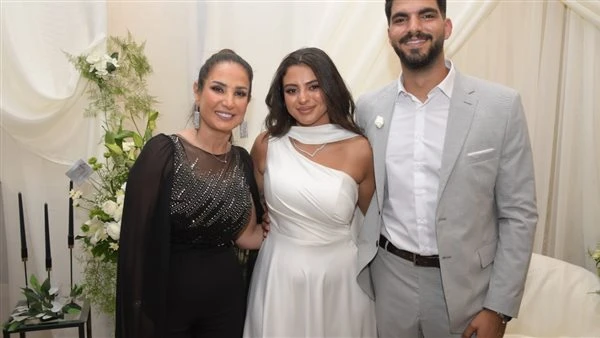 بالصور ...حفل خطوبة هيا بنت الفنان أمل رزق فى حفل عائلى احتفلت الفنانة أمل رزق وزوجها اللواء وائل الشريطى بخطوبة هيا إسماعيل كتكت ابنتها على آدم