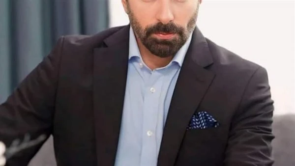 الو يا باشا االفصل الاولانتابت ياسمين مشاعر مختلطة مابين الشوق والڠضب والخۏف وهى تنظر الى صورة الغلاف لتلك المجلة المشهورة والتى كتب عليها رجل العام..كان صاحب الصورة رجل شديد الوسا