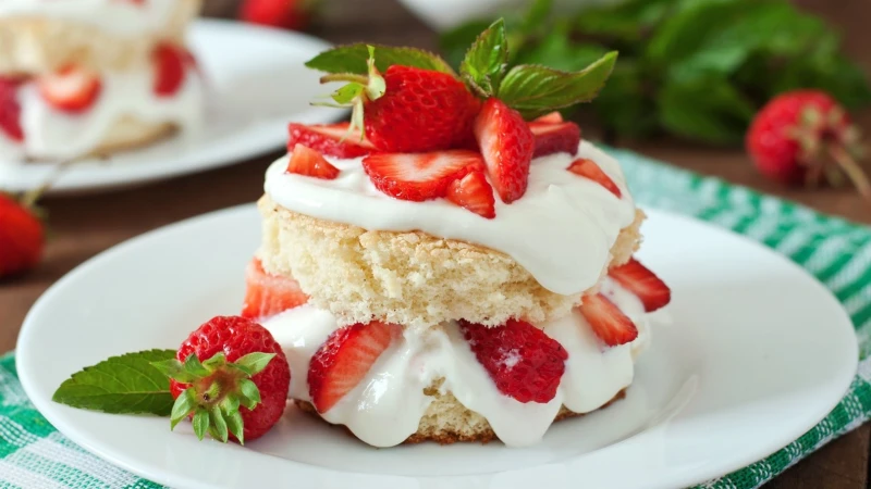 طريقة عمل كيكة الفراولة الهش و4 أسرار لصنع وصفة أفضل من وصفات المحلات تعتبر كيكة الفراولة إحدى أنواع الحلويات التي يسهل تحضيرها ويكثر تناولها، لطعمها