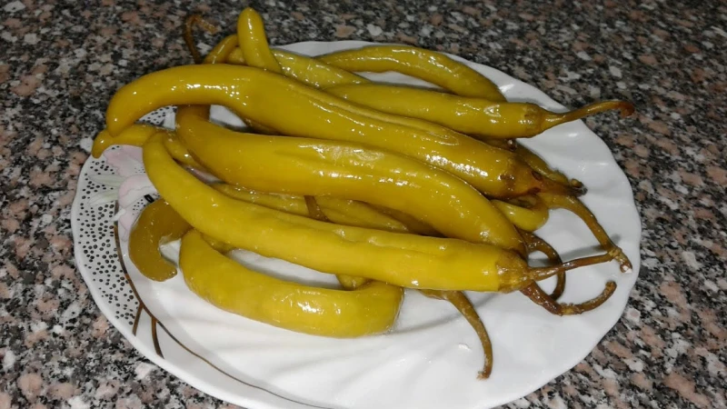 طريقة عمل مخلل الفلفل الحار بكل أسراره وتكاته وبطعم يجنن ولذيذ من أفضل وأشهى الأطباق التي تقدم بجانب العديد من الوجبات الشهية هو طبق المخلل الرائع