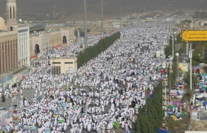 حجاج بيت الله يودعون عرفات ويتجهون إلى مزدلفة في رحلة إيمانية مباركة أكادير24 24و.م.ع بدأ حجاج بيت الله الحرام يودعون مشعر عرفات، بعد أن وقفوا على صعيده الطاهر، رافعين أكفهم بالدعو