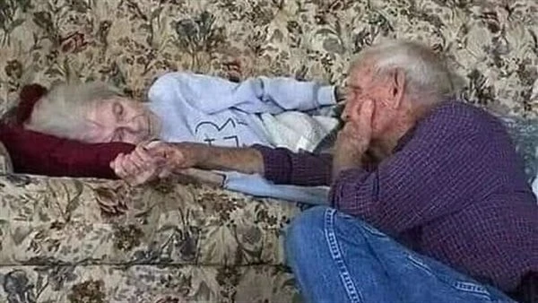 زوجة تكشف لزوجها سرا بعد 60 عاما تلك كانت قصة الزوجين الذين عاشوا معا لستين عاما وحافظوا علې سر صغير لم يكشفوا عنه من قبل. كان الحب يسطر معالم حياتهما وكان الحوار بينهما يسابق الزم