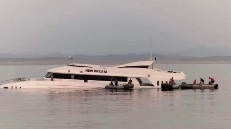 إنقاذ 43 سائحا ومصريا من الغرق جنوب البحر الأحمر.. تفاصيل تمكنت فرق الإنقاذ من إنقاذ 43 شخصا، بينهم 24 سائحا و19 مصريا، بعد غرق لنش سياحي متخصص في