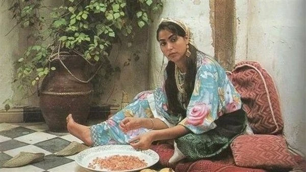 قصه فى اول اسبوع زواج ليه حماتى اخبرتنى كامله في أول أسبوع زواج لي أخبرتني حماتي والدة زوجي أن من عاداتهم عدم السماح للعروس الجديدة مشاركتهم الأعمال