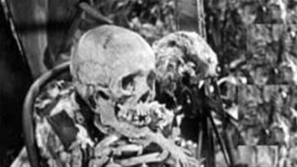 اغرب حادثة في تاريخ الطيران كله تبدأ احداث القصة من مدينة اخن الواقعة في المانيا الغربية سابقا، الطائرة اقلعت من مطار المدينة في رحلة روتينية في 4 سبتمبر 1954 وعلى متنها 92 شخصا بض