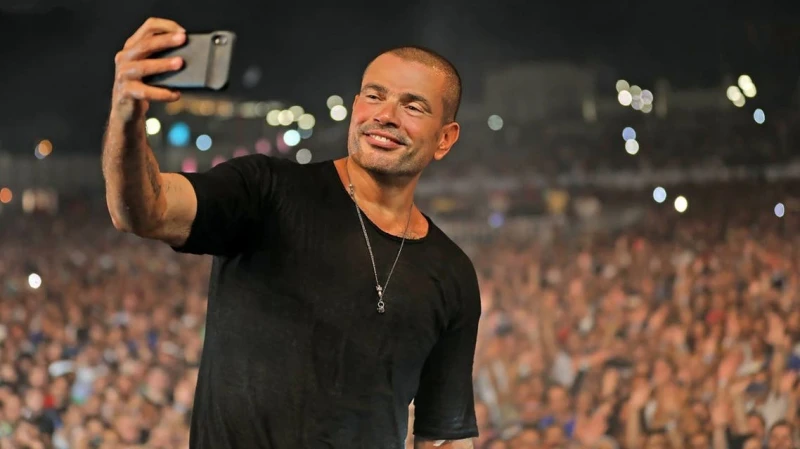 عمرو دياب يخرج عن صمته لأول مرة بعد واقعة الصفع ويوجه رسالة إلى جمهوره عمرو دياب , أثنى المطرب الكبير في تصريحات له على فيلم ولاد رزق 3 القاضيه حيث قال هما كلهم أصدقائي و أنا فخور 