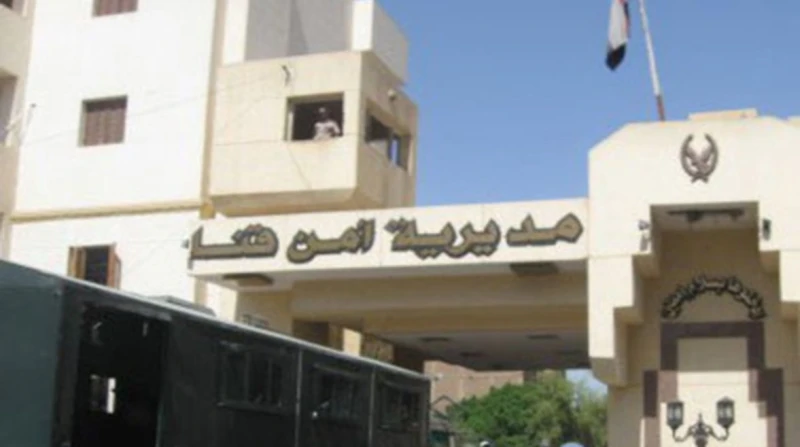 هارب من قضية قتل.. ضبط مسجل خطر بحوزته مخدرات في قنا ضبطت الأجهزة الأمنية مسجل خطر في قرية السمطا بمركز دشنا شمال قنا متهم بقتل ابن عمه، وعثر بحوزته على كميات من مخدري الشابو والحش