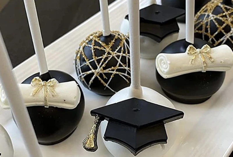 موديلات كيكات تخرج: لا يكتمل الإحتفال بالنجاح من دونها هل تستعدين للإحتفال بتخرجك أو تخرج أحد أحبائك؟ لا شك بأن الإحتفال بهذا الإنجاز يعني لك الكثير، وطبعا لن تكتمل هذه الفرحة من د