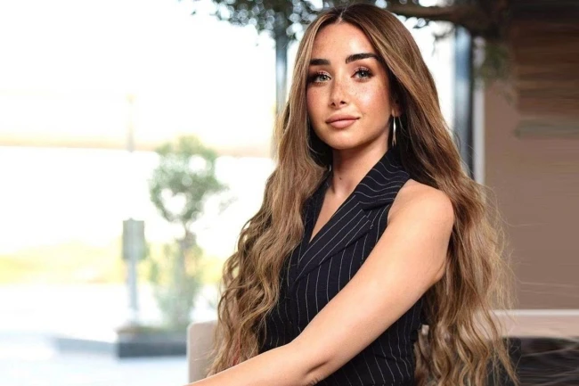 الزاهد تستعد لرمضان بمسلسل 15 حلقة تعود الفنانة هنا الزاهد للتواجد في السباق الرمضاني، من خلال مسلسل جديد تعاقدت على بطولته مؤخرا، يتكون من 15 حلقة،