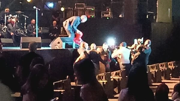 دبدوب وصورة.. كاظم الساهر يوقف حفله بالقاهرة الجديدة من أجل معجبة حرص الفنان كاظم الساهر، على أخذ دبدوب من معجبة حيث اوقف الحفل وطلب منها أن تتقدم