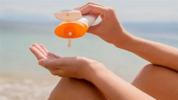 لن تصدق.. واقي الشمس يحميك من أمراض خطيرة يمكن أن تكون الشمس لها فوائد صحية، ولكن التعرض المفرط للشمس يمكن أن يؤدي إلى حالات مؤلمة وخطيرة، بما في