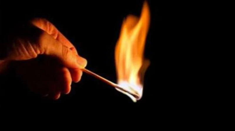 وفاة ربة منزل أشعلت النيران في نفسها بالجيزة توفيت ربة منزل بعد أن سكبت تينر على جسدها وإضرام النيران بها لمرورها بحالة نفسية سيئة، وتم نقل الجثمان