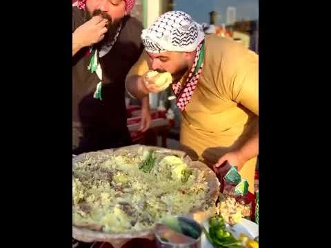 افتراس المنسف بإعلان دعائي لمطعم يشعل غضب سوشيال: ما القصة؟ انتقد رواد سوشيال فيديو لإعلان مطعم يقدم طريقة أكل المنسف بطريقة وصفوها بافتراس والتهام