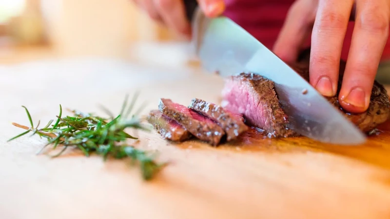 أمراض خطيرة تهدد حياتك.. تحذيرات من هيئة الدواء عند المبالغة في تناول اللحوم أصدرت هيئة الدواء المصرية تقريرا رسميا يعكس قلقها بالأضرار المحتملة