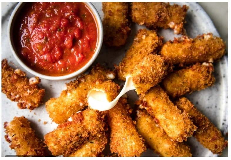 بالخطوات.. طريقة عمل أصابع الموزاريلا المقلية المقرمشة أصابع الموزاريلا المقلية من ألذ وأورع الأطباق الإيطالية، وانتشرت خلال الآونة الأخيرة في جميع البلاد العربية وأصبحت من الأكلات