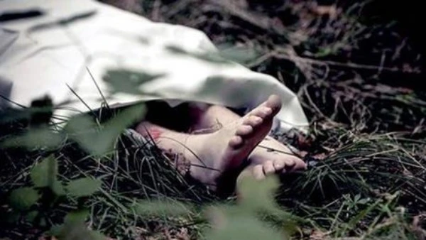 جثة ملفوفة داخل سجادة.. طعنات غامضة تخطف شابا والامن يكثف جهوده لضبط الجناة شهدت منطقة البدرشين في محافظة الجيزة جريمة بشعة تمثلت في العثور على جثة شخص مجهول الهوية، ملفوفة داخل سج