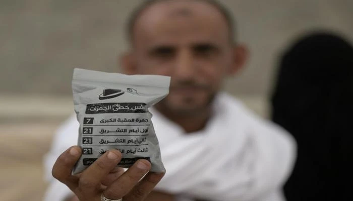 ضيوف الرحمن يرمون الجمرات في منى (فيديو) تم تحديثه الأحد 2024616 07:23 ص بتوقيت أبوظبي مع دخول ساعات الفجر، تقاطر الحجاج إلى وادي منى قرب مكة لرمي