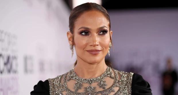 جنيفير لوبيز تمنع النظر في عينيها! افاق عربية - أكدت تقارير إعلامية قاعدة غير مألوفة تفرضها النجمة الأميركية جنيفير لوبيز على الأفراد العاملين معها وحولها، من مساعدين وسائقين وطواق