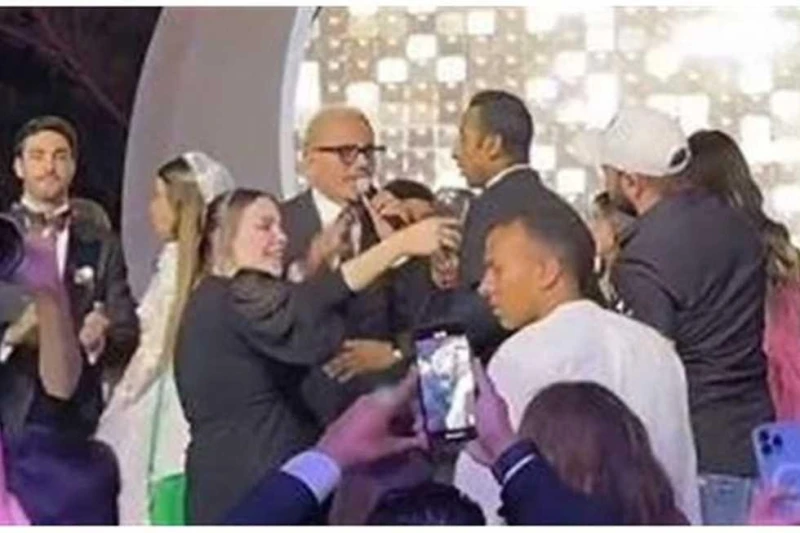 عمرو دياب يوجه رسالة لجمهوره بعد واقعة الصفعة افاق عربية - وجه النجم المصري عمرو دياب رسالة إلى جمهوره في أول تعليق بعد واقعة صفعه معجبا في إحدى