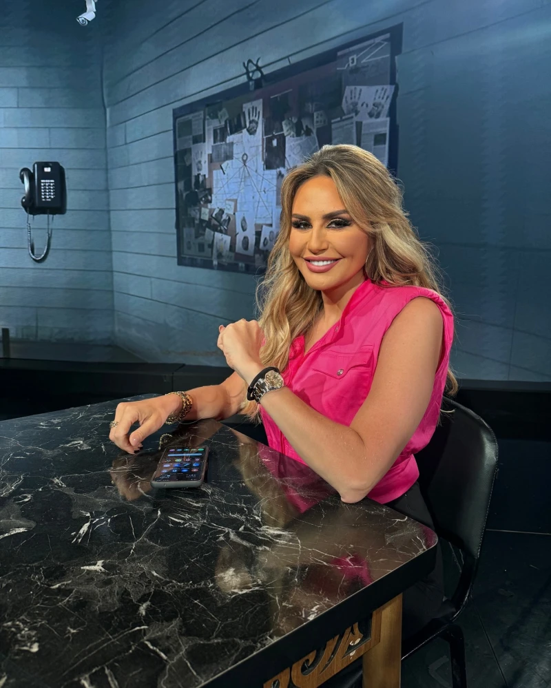 خاص غريس أيانيان أشقر في أجرأ تصريحاتها عن الحب، الخيانة والنجومية وهذه نصيحتها لوائل كفوري أطلت الفنانة غريس أيانيان أشقر ضمن برنامج النشرة عبر شاشة الجديد في لقاء مشوق أدلت خلاله