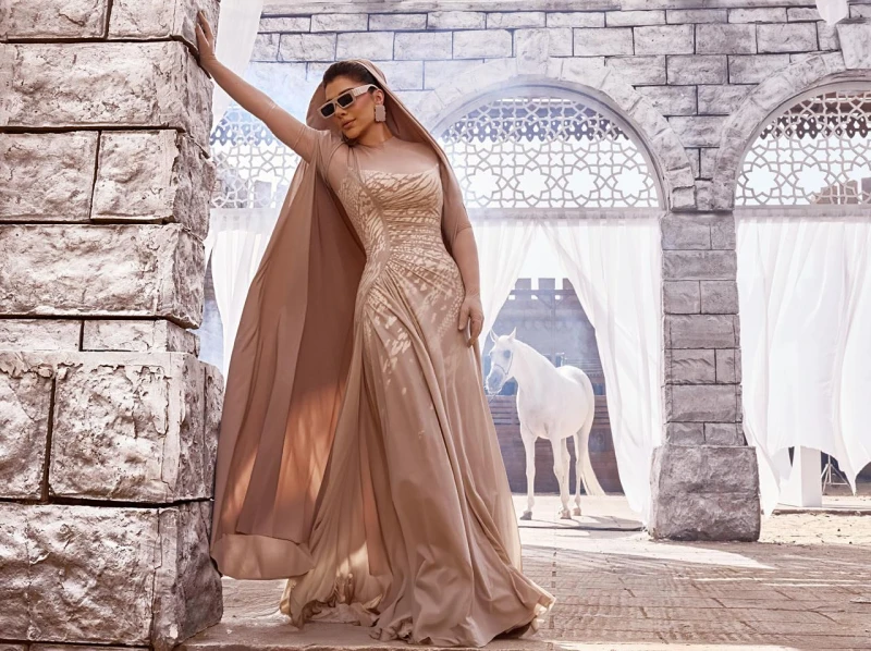 اصالة أسيرة الحب في جديدها إنسان: تنوع فني وإطلالة مختلفة بمناسبة عيد الأضحى المبارك، طرحت الفنانة أصالة نصري، أغنيتها الجديدة بعنوان إنسان، من