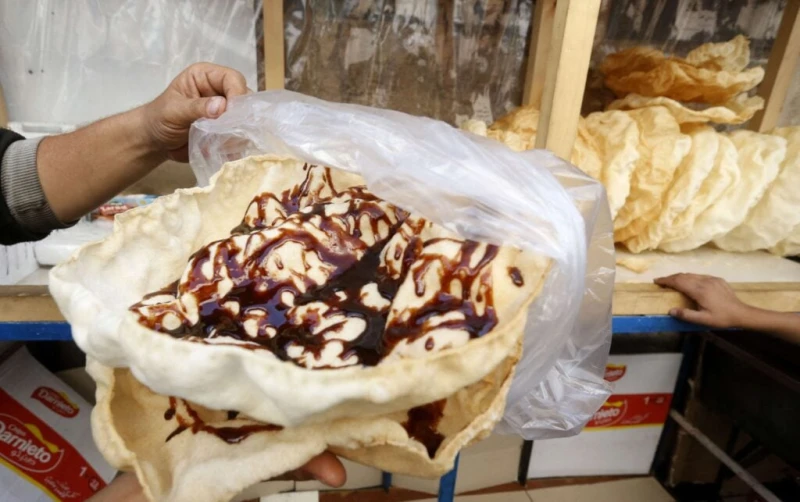 بمكونات اقتصادية ومتواجدة بكل منزل .. طريقة عمل حلوى الناعم السورية والمقادير بالكوب تعتبر حلوى الناعم السورية أو ما يطلق عليها لقب خبز رمضان إحدى