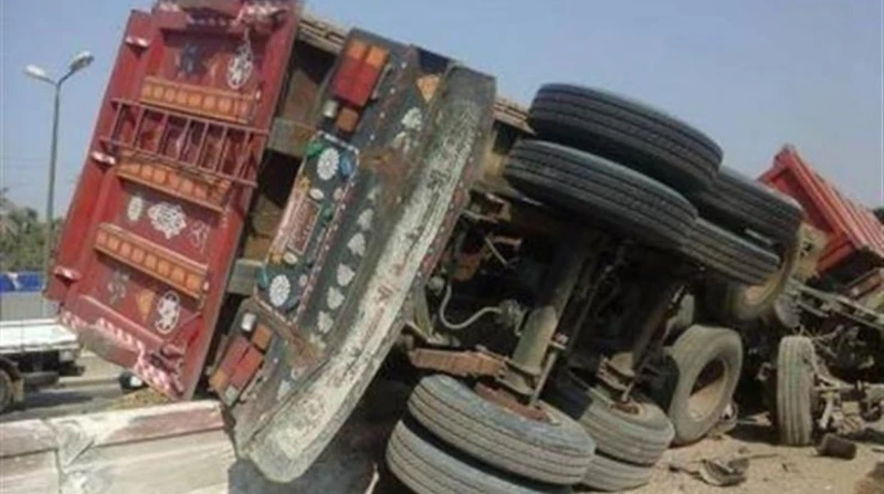 100 طن زلط على الأسفلت.. انقلاب سيارة بمقطورة في أكتوبر شهد الطريق الأوسطي حادث انقلاب سيارة نقل بمقطورة محملة ب100 طن من الزلط، وتحرر محضر بالواقعة، وأخطرت النيابة التي تولت التحق