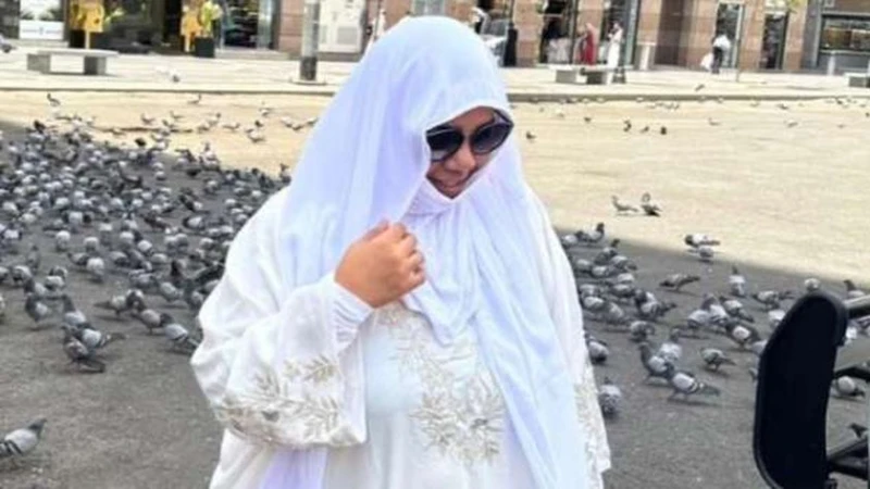 شيماء سيف تؤدي فريضة الحج: يا رب اكتبها لكل مشتاق (فيديو) أدت الفنانة شيماء سيف، فريضة الحج لهذا العام، إذ شاركت جمهورها فيديو، من أحداث اليوم، معربة