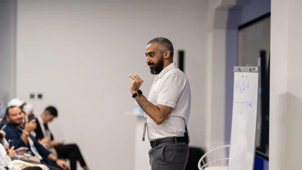 صلاح أبو المجد يثير الجدل بنصائح لشباب العشرينات أنا ضد الديمقراطية، لأنها تجبرك على الاستماع لآراء البهائم، لأن الأغلبية قطيع، ومش معنى إن عندك لسان