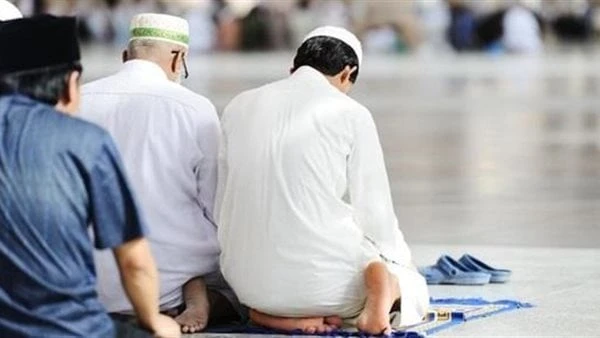 هل يجوز بعد تسليم الإمام الإتمام بشخص يصلي بجواري.. الموقف الشرعي ورد سؤال للدكتور علي جمعة مفتي الجمهورية السابق من سائل يقول مسجدنا صغير، مما يجعل