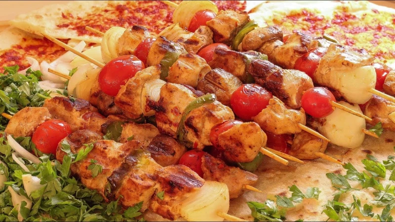 حضري الشيش طاووق المقرمش بتتبيلة أشهر المطاعم والطعم خيالي يعتبر الشيش طاووق من الوجبات الرئيسية للغداء أو العشاء ويعد واحد من أصناف الدجاج المميزة، ولكن هناك العديد من الأشخاص الذ