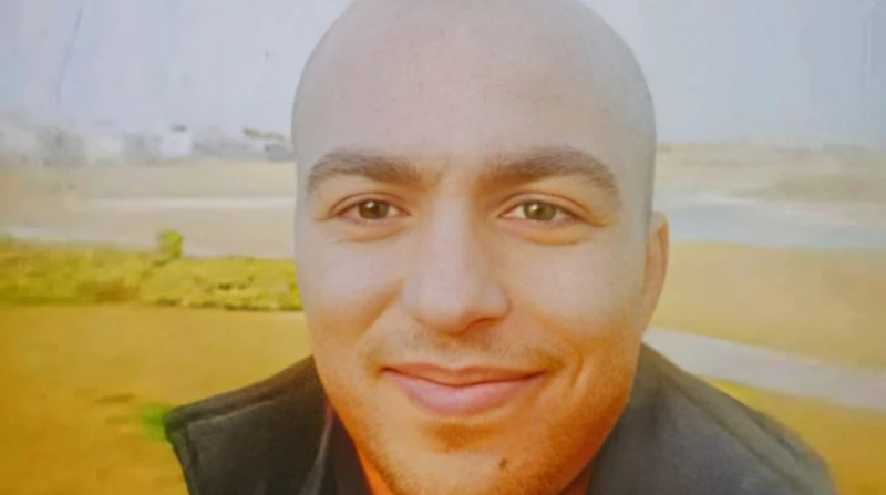 ضبط المتهم بارتكاب مذبحة عزبة رستم في الغربية نجح قطاع الأمن العام بالتنسيق بين مديريتي أمن الغربية وكفر الشيخ، من تحديد مكان اختفاء المحامي، محمد الشرقاوي، المتهم بقتل والدته، وشق