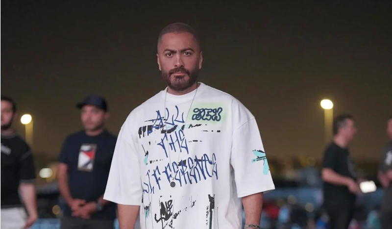 تامر حسني يشوق الجمهور لجديده ويظهر ب نيولوك.. والليلة يحيي حفله في القاهرة بمناسبة عيد الاضحى حرص الفنان المصري تامر حسني على إثارة حماس الجمهور