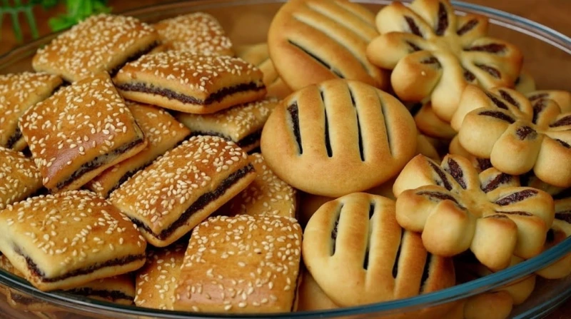 بنصف كوب زيت حضري لإسرتك بسكويت التمر الهش والخفيف وبيذوب في الفم يعد بسكويت التمر من أنواع البسكويت التي تلقى إقبالا كبيرا وتحظى بحب الكثيرين نظرا