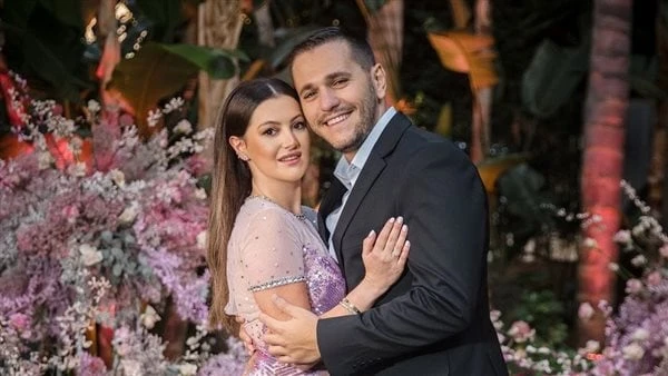 صور من حفل خطوبة ابنة عاصي الحلاني احتفلت دانا ابنة عاصي الحلاني بحفل خطوبتها بشكل رسمي مساء أمس، الأربعاء، فى حفل عائلي بحضور الأهل والأصدقاء.ونشرت