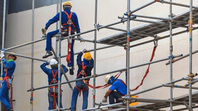 إصابات خطيرة لعاملين سقطا من سقالة في مول تجاري بالبحيرة أصيب عاملان بكسور وجروح وكدمات متفرقة بأنحاء الجسد، إثر سقوطهما من أعلى سقالة أثناء عملهما