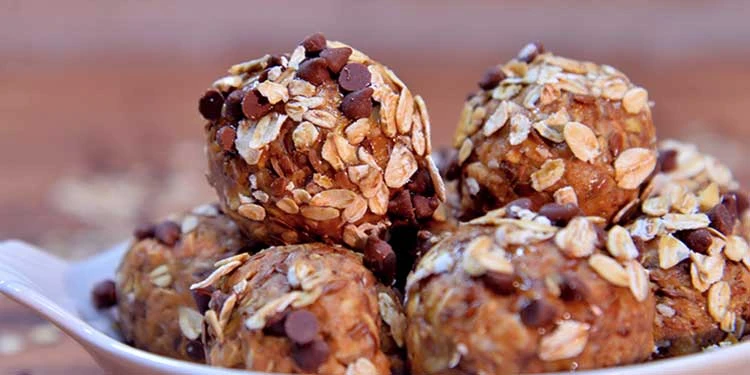 لقيمات الشوفان بالنوتيلا .. المكونات وطريقة التجهيز لقيمات الشوفان بالنوتيلا من الوصفات المغذية والشهية في نفس الوقت، فالشوفان هو أحد الحبوب الكاملة