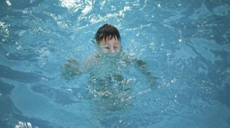 غرق طالب في حمام سباحة بناد رياضي بكرداسة لقي طالب مصرعه غرقا، بحمام سباحة بنادي رياضي بدائرة قسم شرطة كرداسة، وتم نقل الجثمان إلى مشرحة المستشفى،