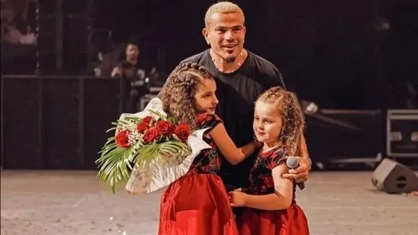 صغيرتان تقاطعان غناء عمرو دياب على المسرح في دبي أحيا الهضبة عمرو دياب مساء أمس الثلاثاء الموافق 18 من شهر يونيو، حفلا غنائيا في مدينة دبي بدولة الامارات العربية. حفل عمرو دياب في